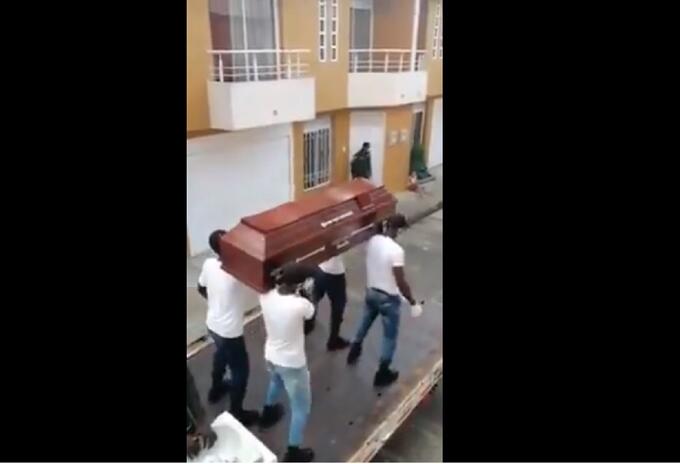 Policía hace el baile del ataúd
