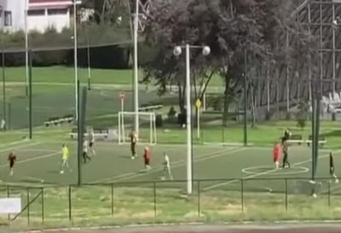 Policías jugando fútbol en cuarentena