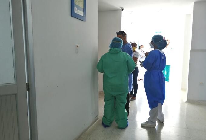 Se investiga un posible favorecimiento a unas EPS. Autoridades de salud hacen seguimiento a familiares de fallecido por coronavirus