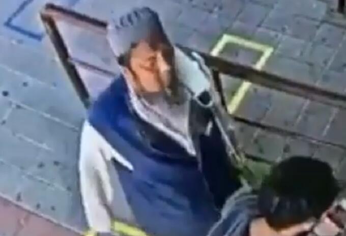 Hombre escupe a otro