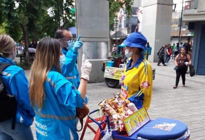 Vendedores ambulantes en el Centro de Medellín.