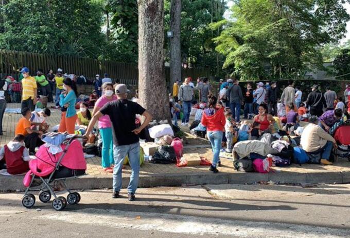 Diariamente llegan cientos de migrantes venezolanos al Parque del Agua en busca de ser trasladados a la frontera.