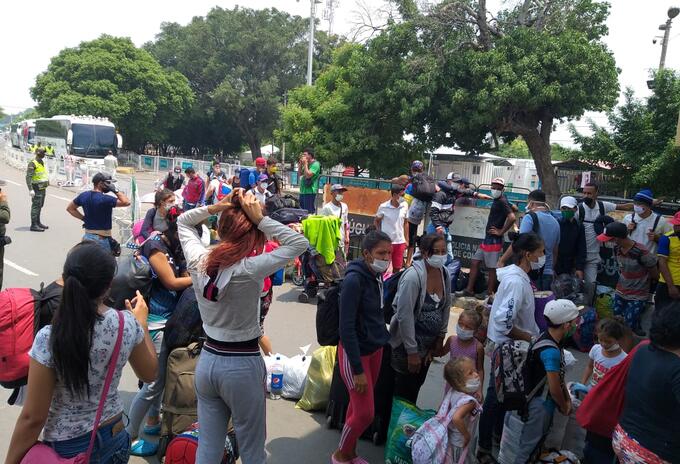 Venezolanos en la frontera entre Colombia y Venezuela