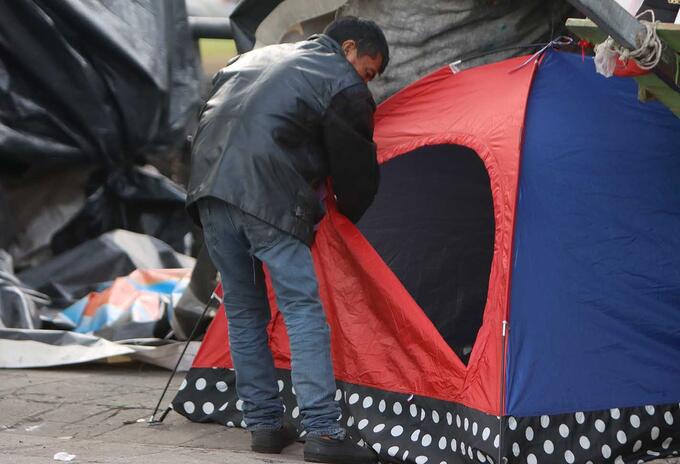 Venezolanos, en medio de cuarentena, viven bajo puente peatonal en Bogotá