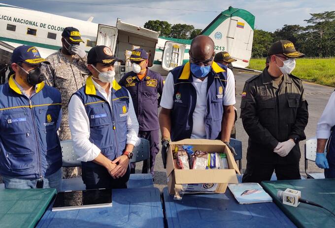 Viceministro del Interior Daniel Palacios entrega ayudas humanitarias al Alcalde de Buenaventura.