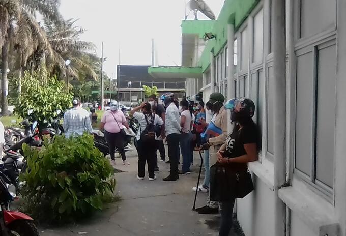 Pacientes esperando atención en hospital de Leticia