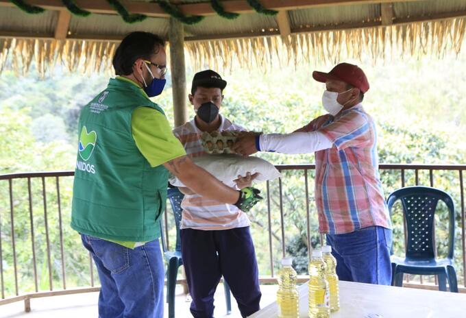 Entrega de ayudas a las comunidades indígenas.