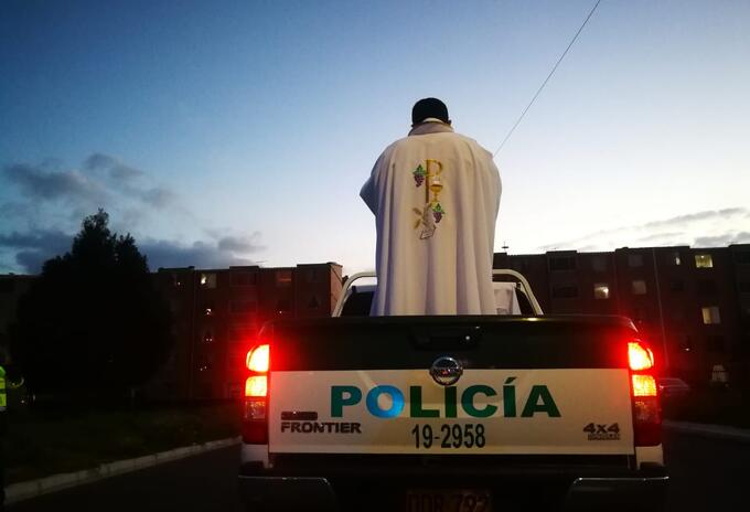 Sacerdote en Cundinamarca oficia misa en patrulla de policía