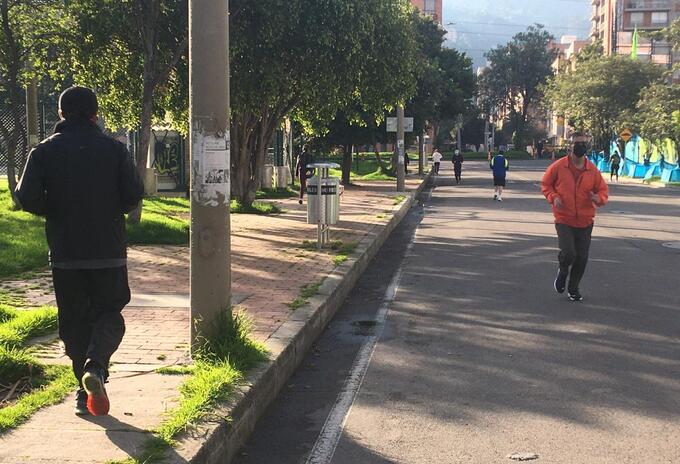 Ciudadanos retoman ejercicios al aire libre, en medio de la cuarentena, en Bogotá.
