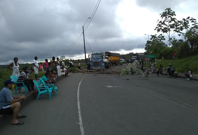 Comunidad cierra vía alterna e interna Buenaventura.