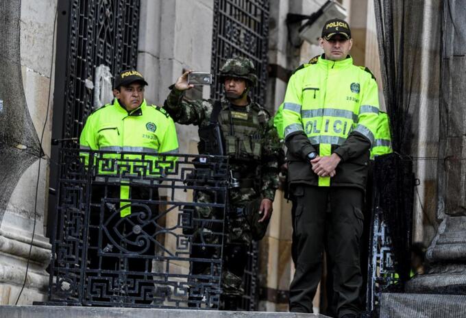 Uniformados de la Policía en las afueras del Congreso