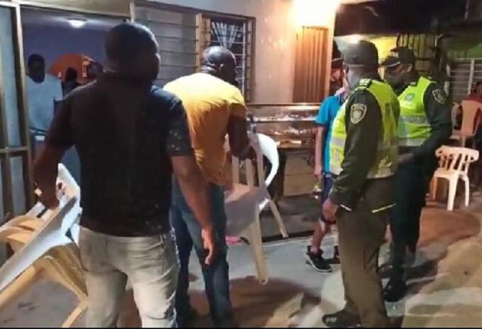 En una de las intervenciones dos agentes de la policía resultaron heridos en la cabeza con objetos contundentes.