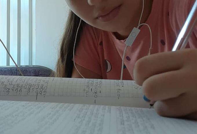 Jóvenes toman sus clases a través de la radio
