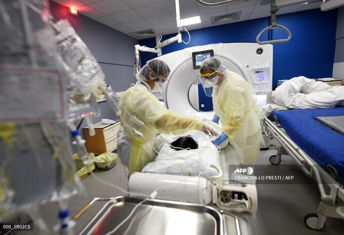 Dos médicos tratan a un paciente con COVID-19 en el hospital Jean Bernard en Valenciennes, Francia. 5 de mayo de 2020 Dos médicos tratan a un paciente con COVID-19 en el hospital Jean Bernard en Valenciennes, Francia. 5 de mayo de 2020