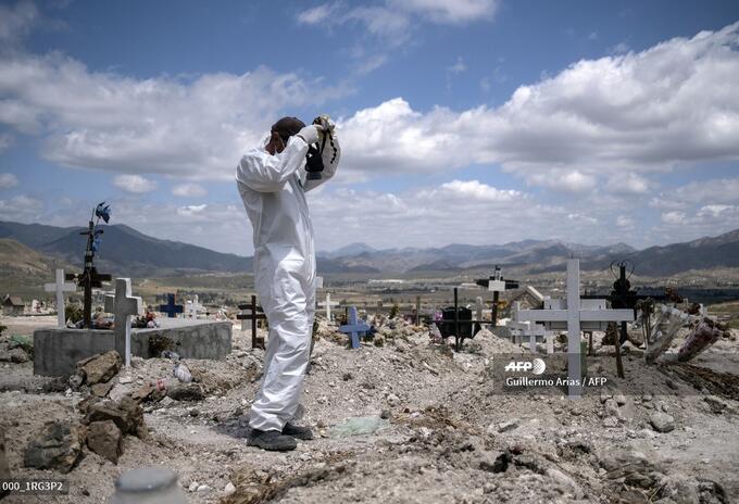 Un trabajador prepara el cementerio de Tijuana, en México Un trabajador prepara el cementerio de Tijuana, en México