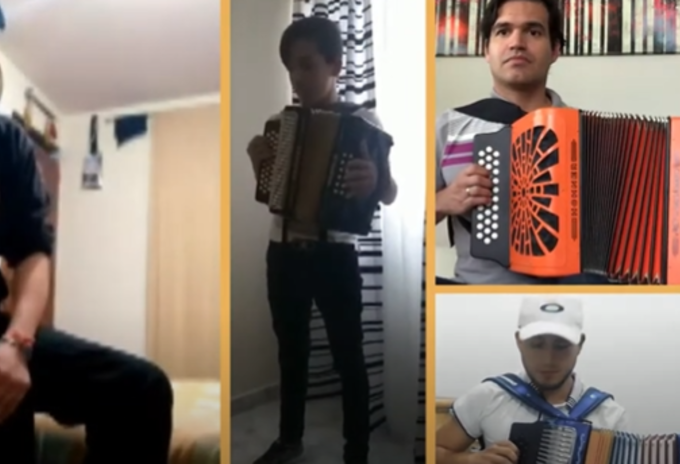 Artistas interpretando el himno nacional