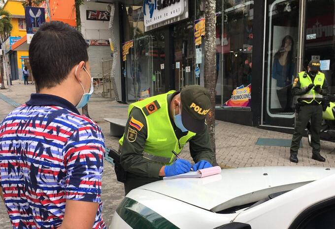 Agente de Policía impone comparendo a un conductor, en Ibagué