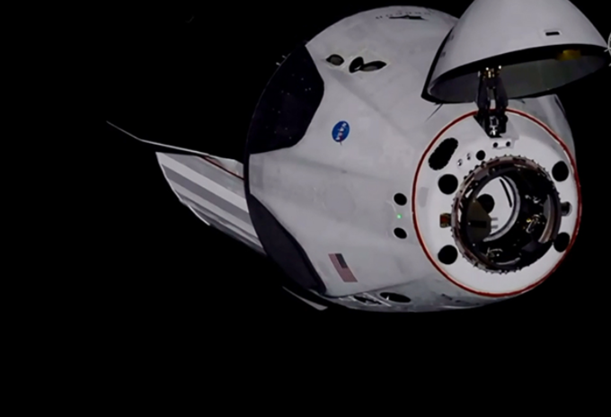 Cápsula Crew Dragon hace contacto con la Estación Espacial Internacional