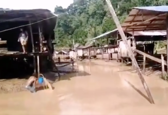 Inundaciones en comunidades indígenas de Bojayá, tras el desbordamiento de dos ríos.