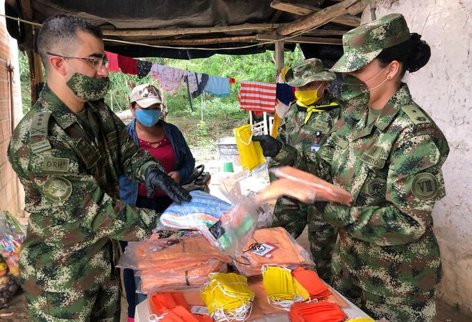 Ejército entregando ayudas