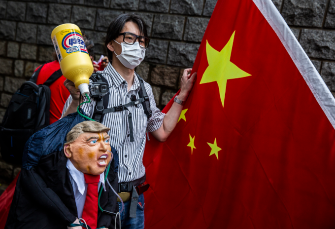 Manifestantes pro-China en Hong Kong