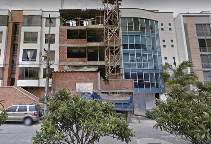 Edificios aledaños reportaron humedades y daños en sus apartamentos.
