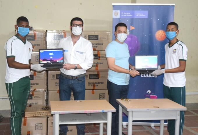 Estudiantes recibiendo los equipo electrónicos
