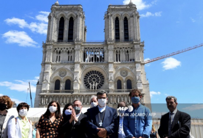 Reabren explanada de la catedral de Notre Dame, en París