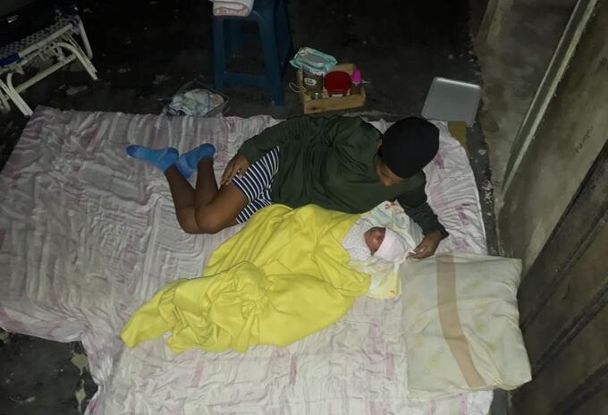 Una mujer y su bebé recién nacido debieron dormir en la calle por la falta de luz y las altas temperaturas