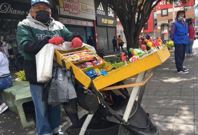 Fernando Rodríguez, vendedor ambulante de 73 años en Bogotá.