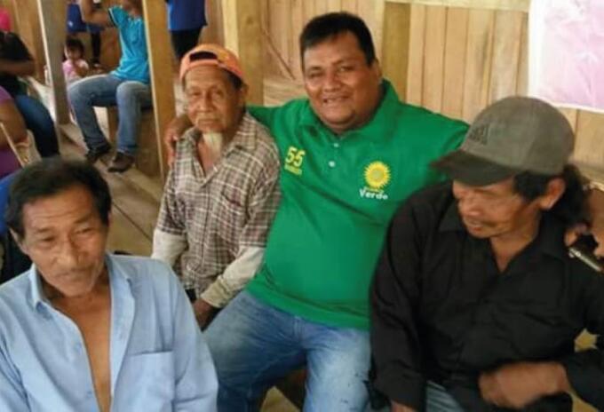 Diputado Camilo Suárez (centro), quien falleció por coronavirus