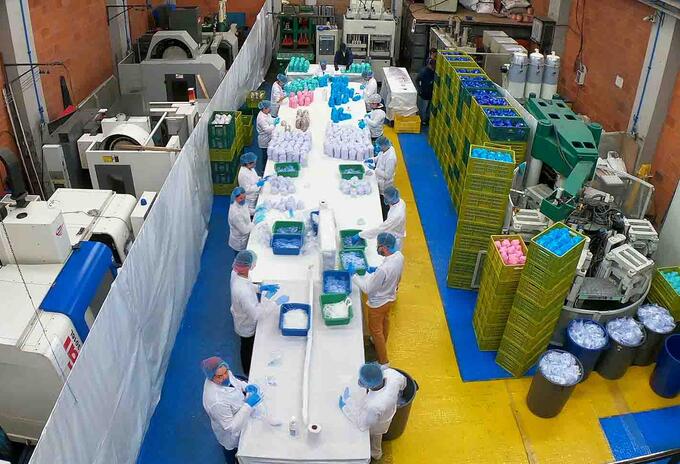 Empresa de suelas para zapatos fabrica tapabocas por coronavirus en Colombia