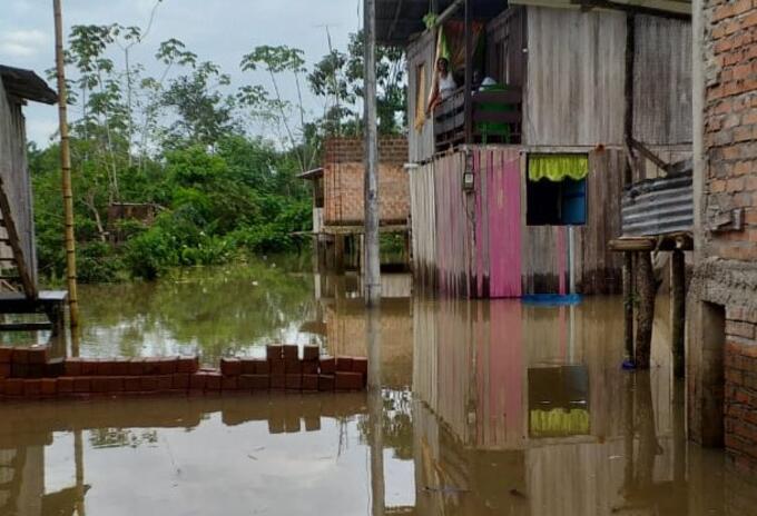 El Rio Mira se metió en las casas de los habitantes de Imbil+i