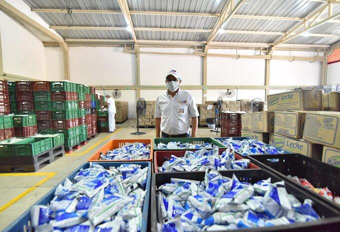 Los padres agradecen la entrega de alimentos en medio de la crisis por coronavirus