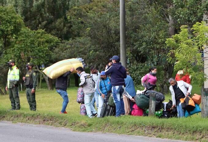 Venezolanos varados en Bogotá que piden regresar a su país.