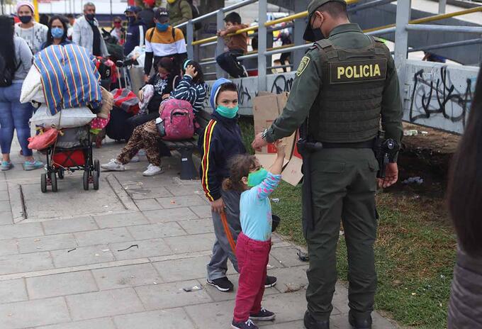 Venezolanos varados en Bogotá que piden regresar a su país.