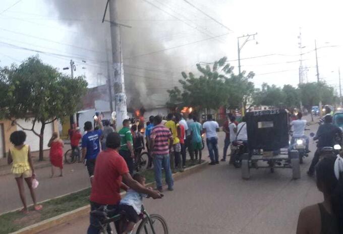 curiosos se agolparon en frente de la ferretería.