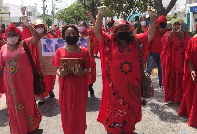 Mujeres indígenas Wayúu, protestan contra la cremación