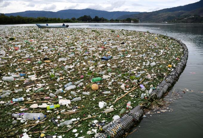 Lago de Guatemala inundado por basura