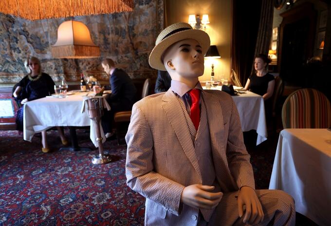 Maniquíes en restaurante