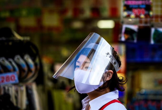 Mujer usa una máscara en Tokio 24 de mayo de 2020