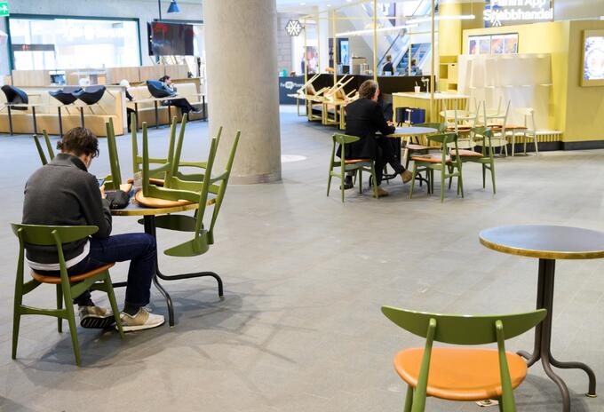 Coronavirus en Suecia / Distanciamiento en plazoleta de comidas de un centro comercial