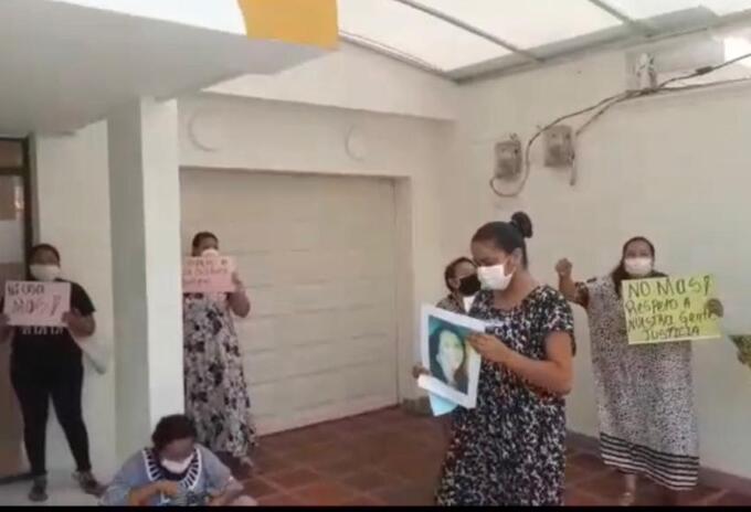 Protesta de los indígenas en la sede de la funeraria en Riohacha