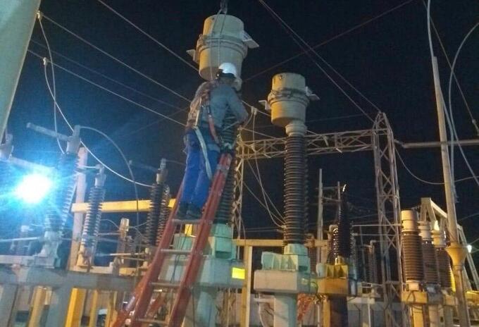Trabajos de los operarios de Electricaribe en la subestación Riohacha