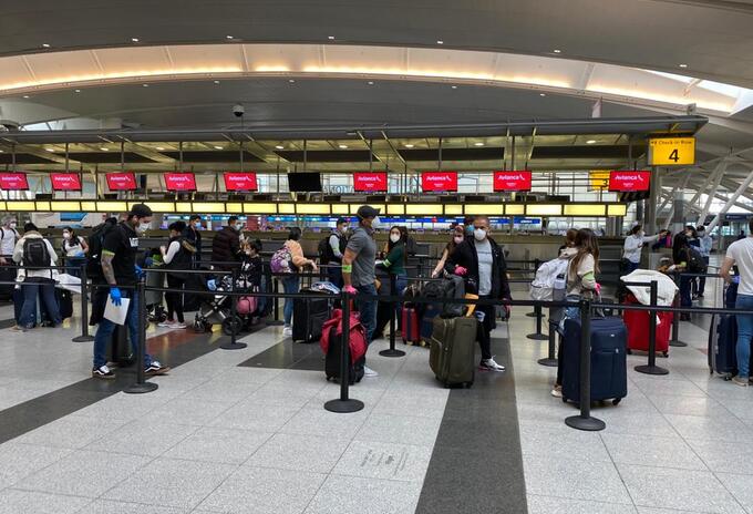 Colombianos repatriados llegan al aeropuerto El Dorado