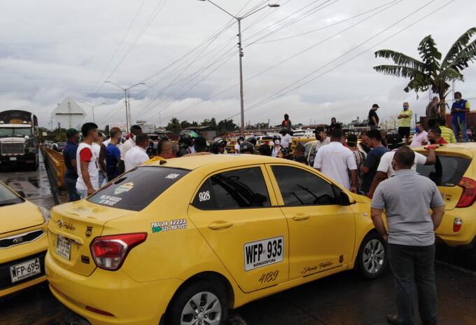 Conductores de taxis bloquean vía en Buenaventura en protesta a decreto