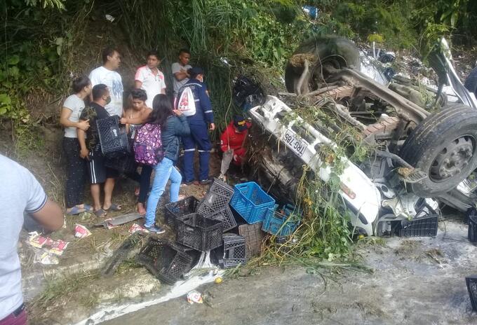 El furgón terminó volcado sobre la vía a pocos kilómetros del peaje del Mango