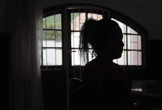 Mujer en el barrio Santa Fe, en Bogotá