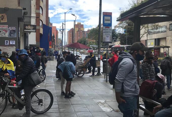 Protesta frente a la Distrital pidiendo gratuidad en el semestre