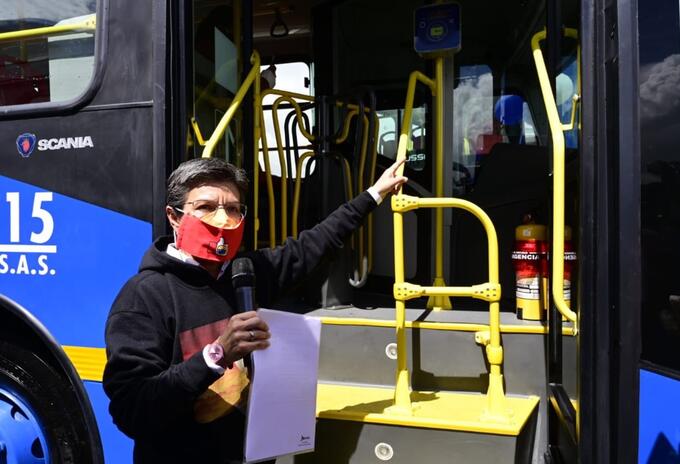 División con láminas en buses del Sitp / Claudia López